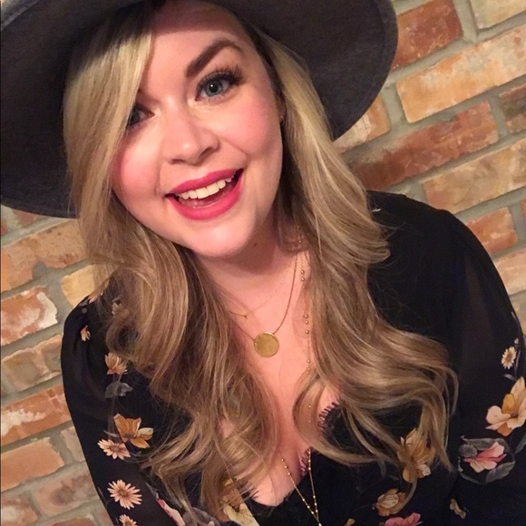 Meet your Posher, Caitlin - Picture 1 of 1